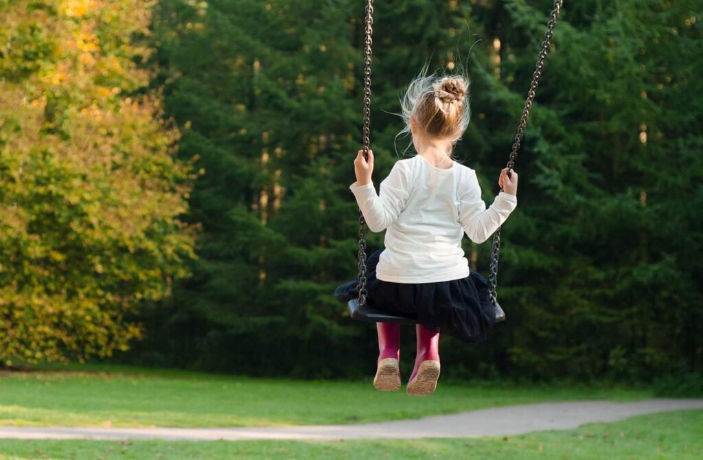 TRAUMA Z DZIECIŃSTWA, DZIEWCZYNKA BUJAJĄCA SIĘ W OGRODZIE