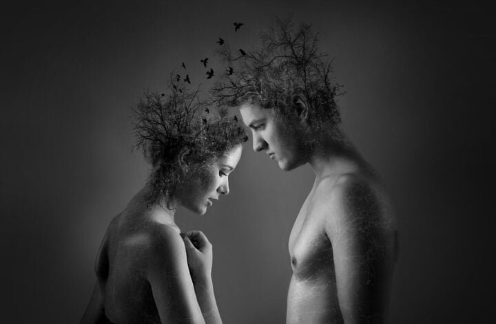 Jak dojrzewa miłość, kobieta stojąca naprzeciwko mężczyzny, oboje mają zamyślone spojrzenia, nie patrzą na siebie, z głów wyfruwają im ptaki, jakby płynące myśli