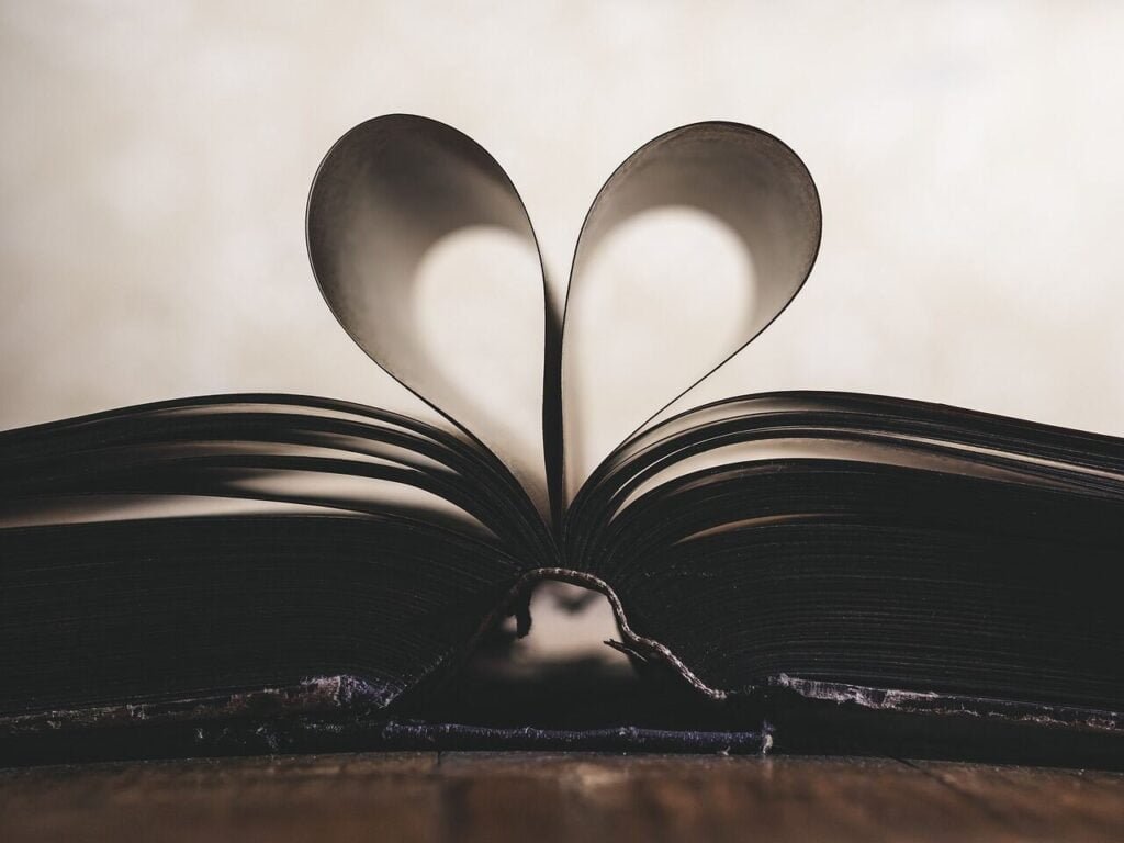 Jak dojrzewa miłość, otwarta książka, której dwie strony razem tworzą serce