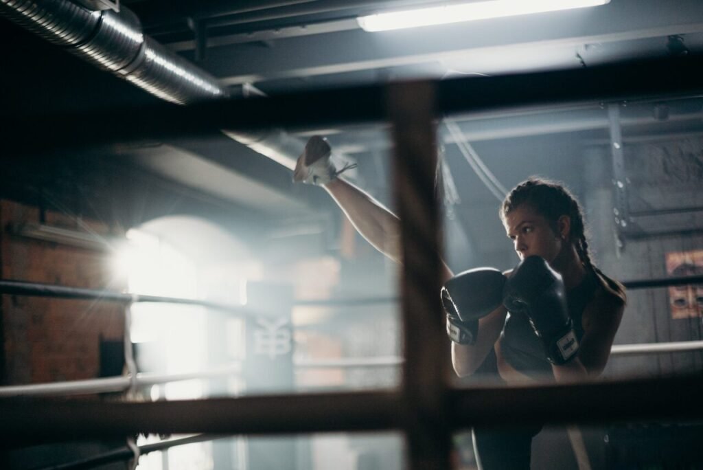 Odkrywanie własnej ścieżki życia, kobieta w rękawicach bokserskich ćwiczy chwyty na pustym ringu
