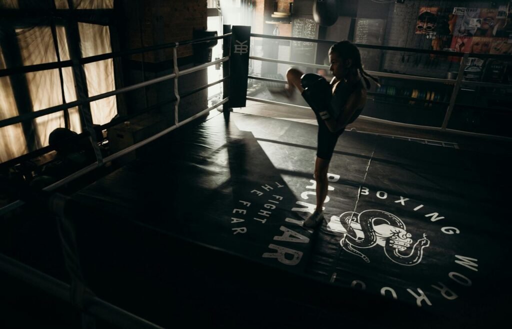 Odkrywanie własnej ścieżki życia, kobieta w rękawicach bokserskich ćwiczy chwyty na pustym ringu